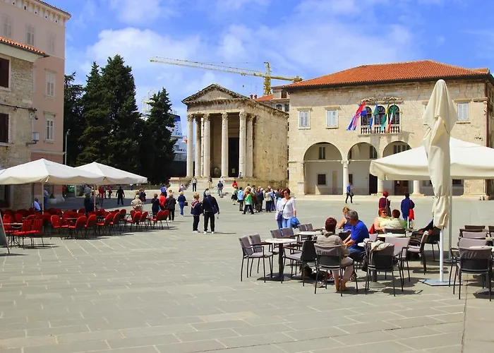 Center & * Pula