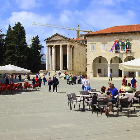 Center & * Pula